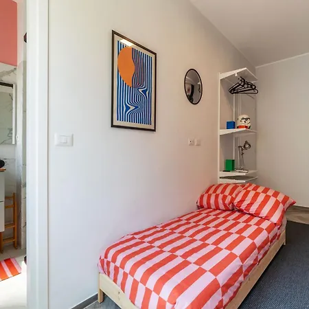 Guesthost - Colorful In Vintage-modern Style